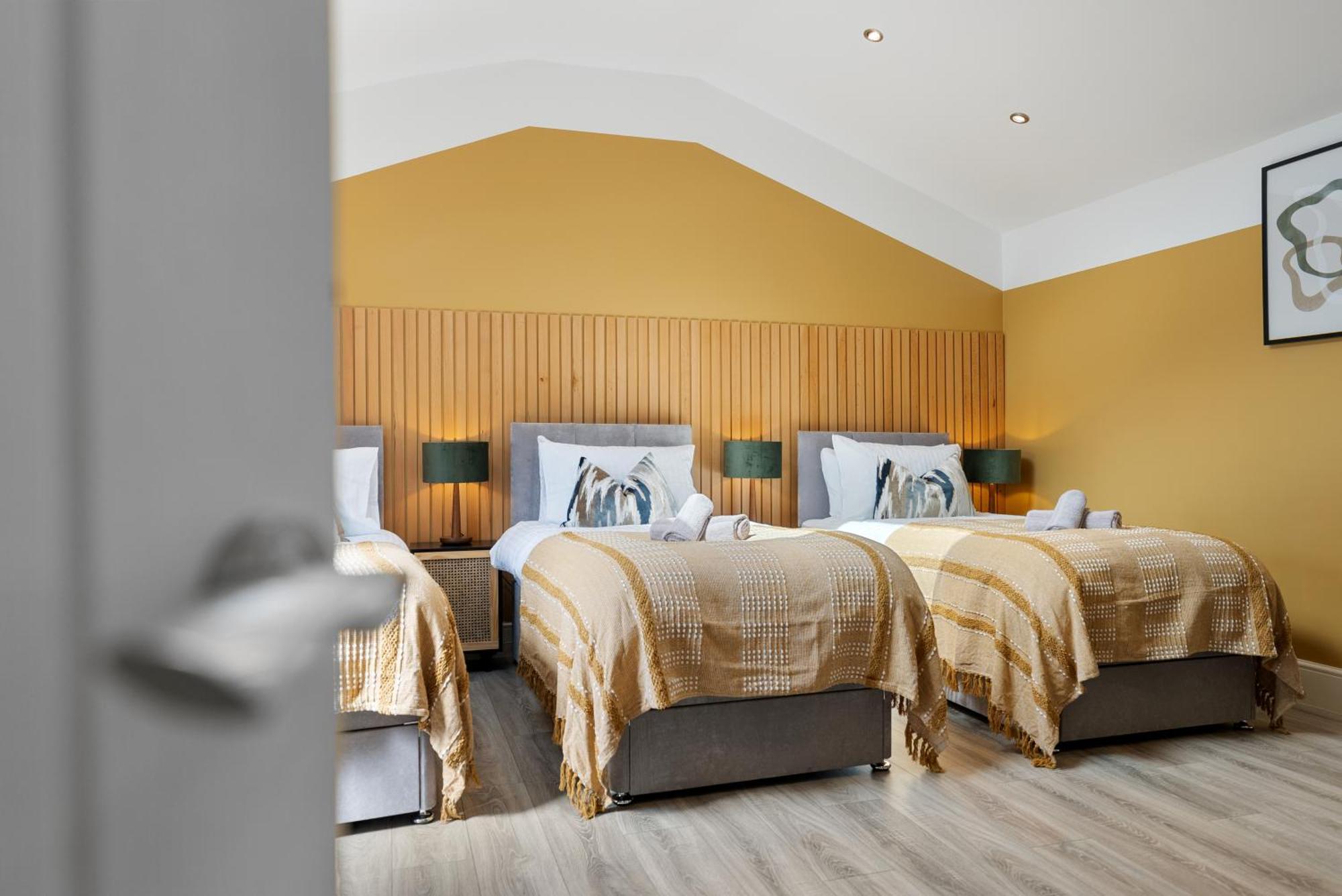4-Bedroom Stunning Luxe, Spacious & Stylish Design House Bolton, Sleeps 11, With Parking Central Bolton, Links To Manchester, Pet-Friendly, Best For Groups! Work Contractors And Summer Special Offer! - By Blue Puffin Stays Farnworth Exterior foto