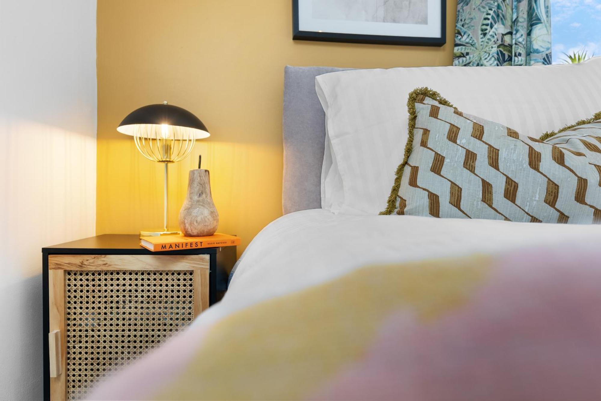 4-Bedroom Stunning Luxe, Spacious & Stylish Design House Bolton, Sleeps 11, With Parking Central Bolton, Links To Manchester, Pet-Friendly, Best For Groups! Work Contractors And Summer Special Offer! - By Blue Puffin Stays Farnworth Exterior foto