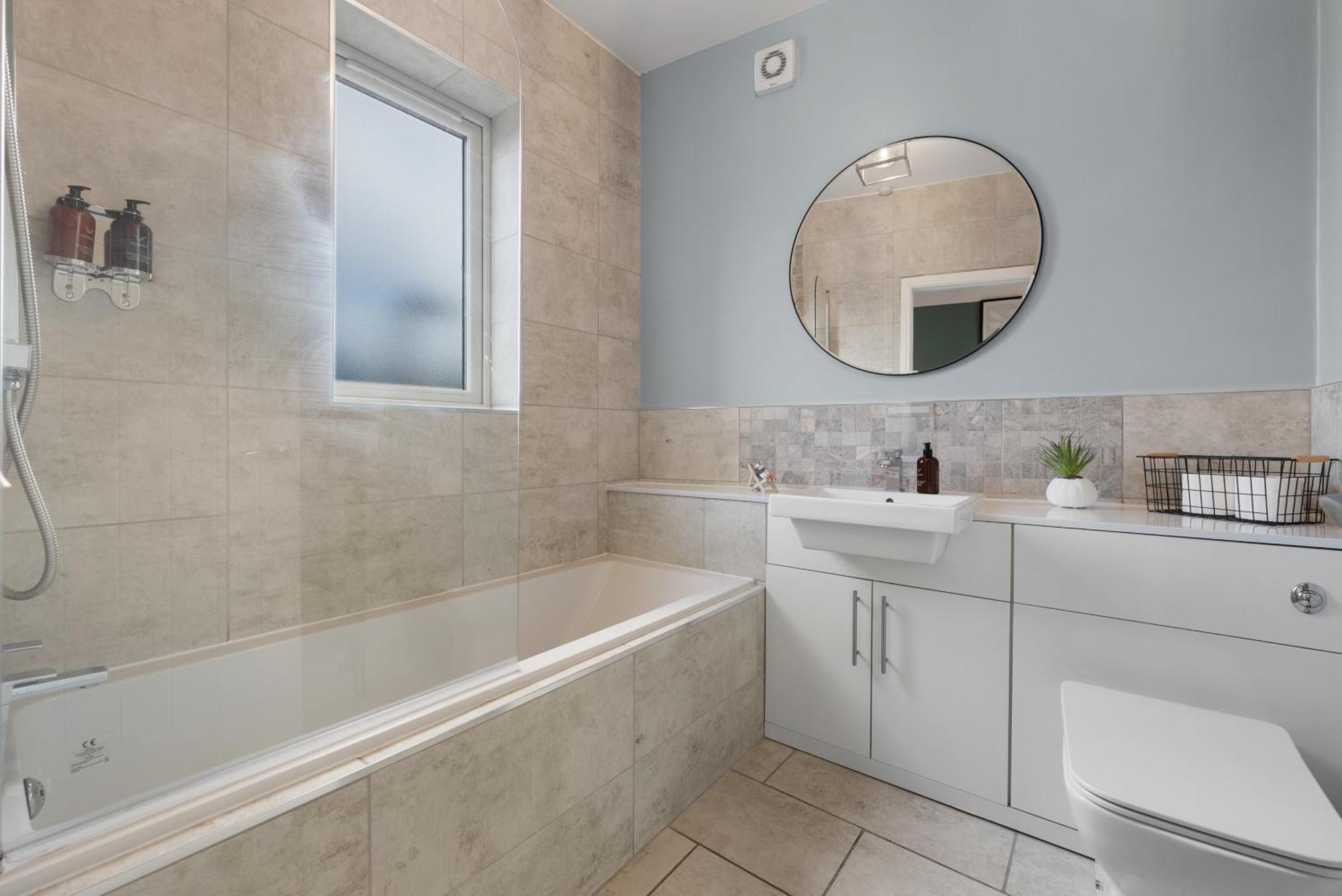 4-Bedroom Stunning Luxe, Spacious & Stylish Design House Bolton, Sleeps 11, With Parking Central Bolton, Links To Manchester, Pet-Friendly, Best For Groups! Work Contractors And Summer Special Offer! - By Blue Puffin Stays Farnworth Exterior foto