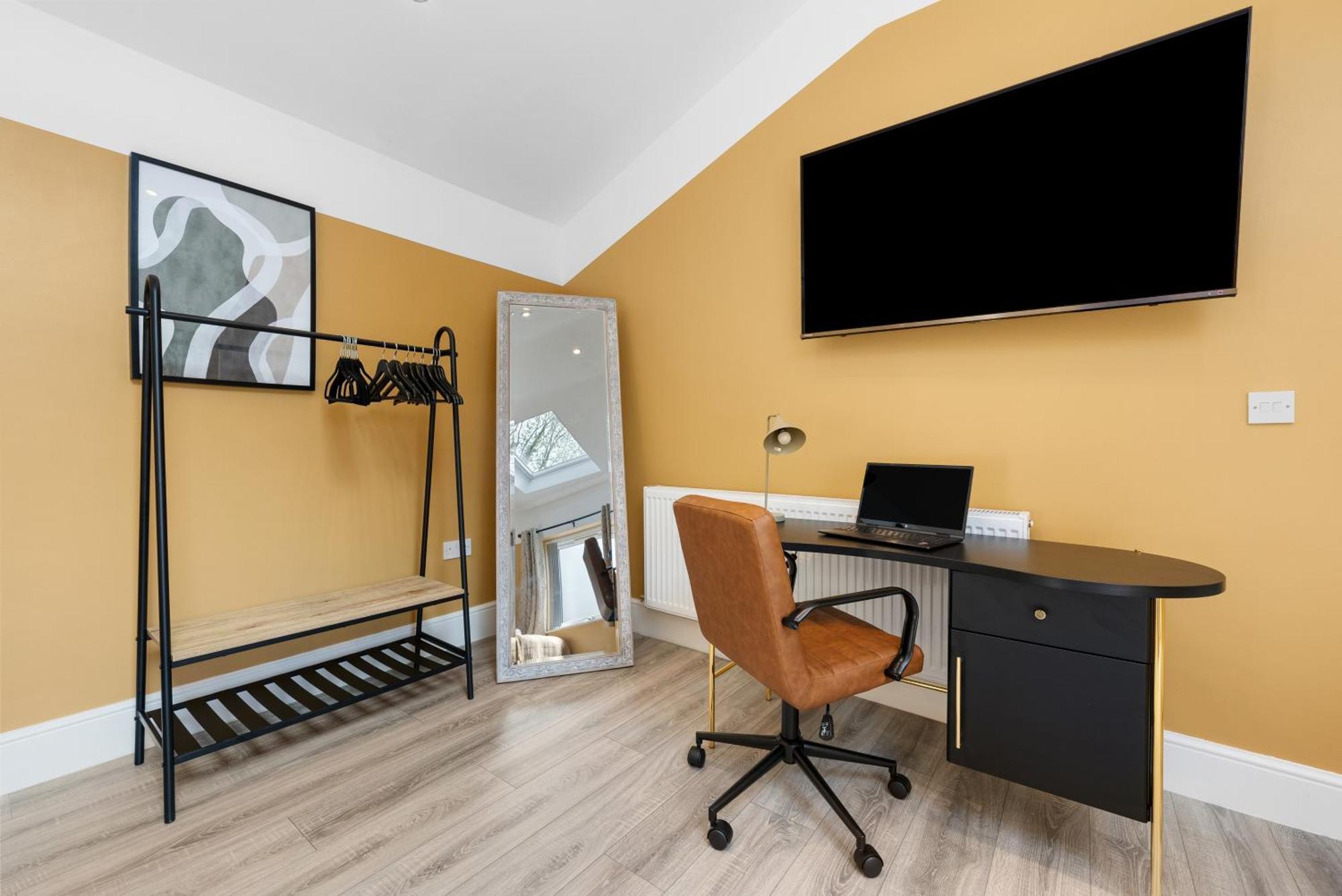 4-Bedroom Stunning Luxe, Spacious & Stylish Design House Bolton, Sleeps 11, With Parking Central Bolton, Links To Manchester, Pet-Friendly, Best For Groups! Work Contractors And Summer Special Offer! - By Blue Puffin Stays Farnworth Exterior foto