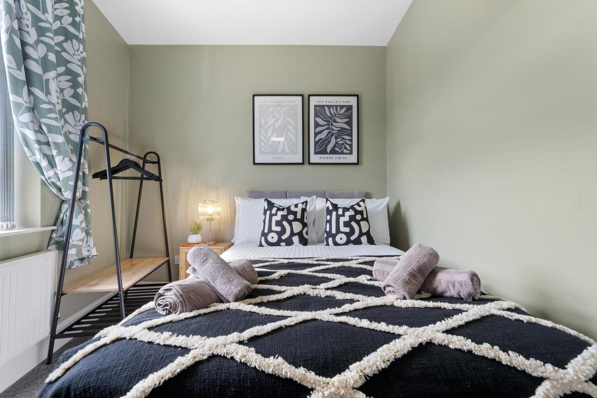 4-Bedroom Stunning Luxe, Spacious & Stylish Design House Bolton, Sleeps 11, With Parking Central Bolton, Links To Manchester, Pet-Friendly, Best For Groups! Work Contractors And Summer Special Offer! - By Blue Puffin Stays Farnworth Exterior foto