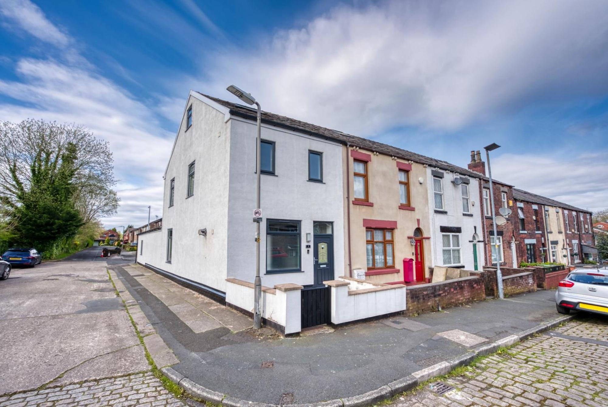 4-Bedroom Stunning Luxe, Spacious & Stylish Design House Bolton, Sleeps 11, With Parking Central Bolton, Links To Manchester, Pet-Friendly, Best For Groups! Work Contractors And Summer Special Offer! - By Blue Puffin Stays Farnworth Exterior foto